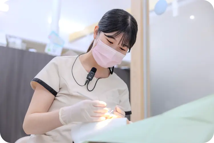 丁寧なクリーニングを行う歯科衛生士。患者様の口腔ケアと虫歯予防の様子。