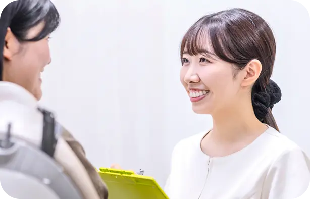 初診カウンセリングを行う歯科医院。お悩みや治療計画について優しく寄り添う相談風景。