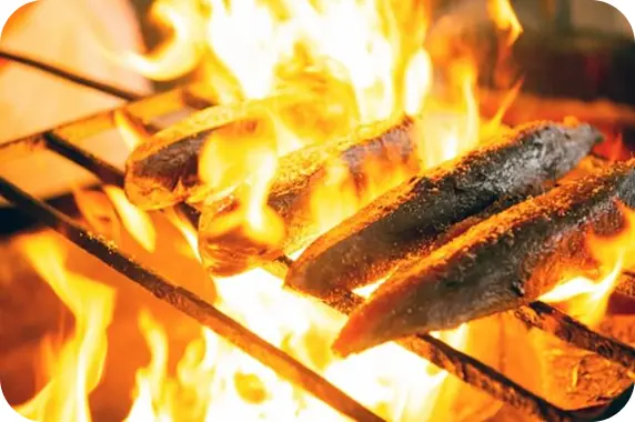 勢いよく燃え上がる炎で豪快に焼かれる高知名物「カツオの藁焼き」