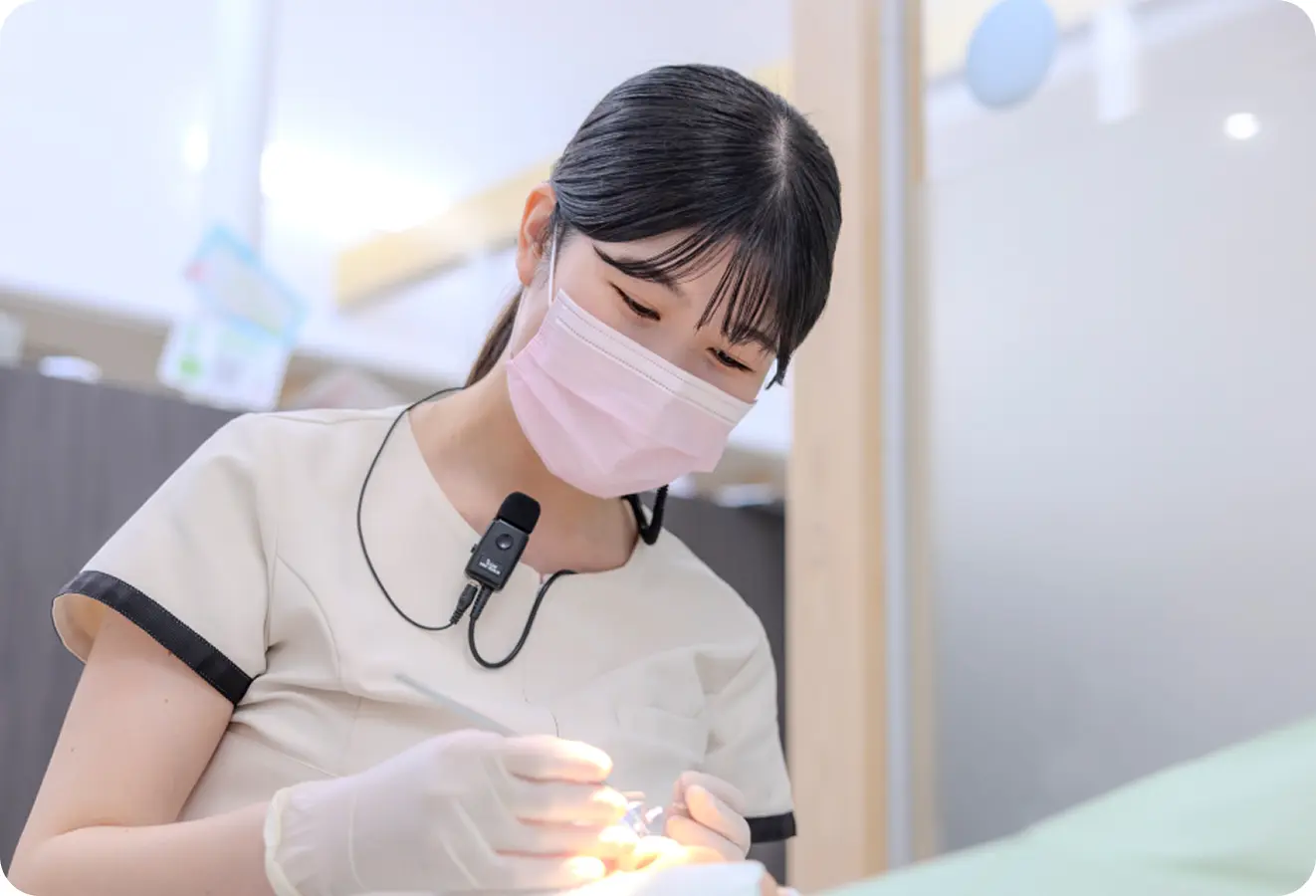 歯科治療に集中する女性歯科衛生士の接写